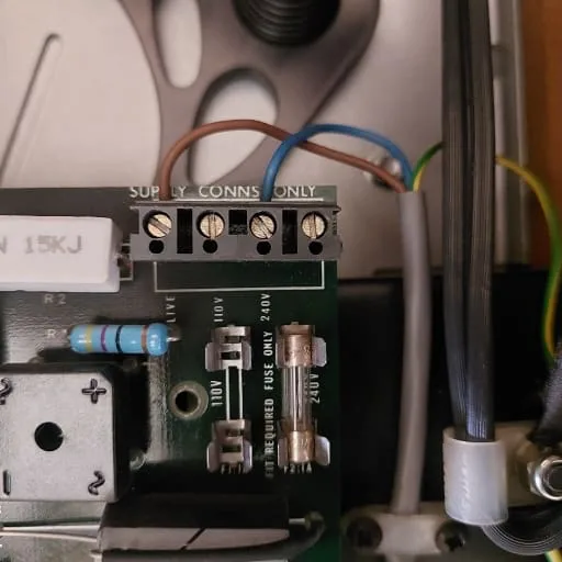 Minos power supply cable positions