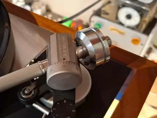 This is a 1982 unit and still sports the split counterweight. In many cases this is preferable to the later unit. The split counterweight allows for lighter cartridges to be mounted.