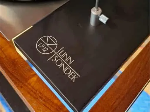 A closer inspection shows how one of the capacitors has stared leaking.